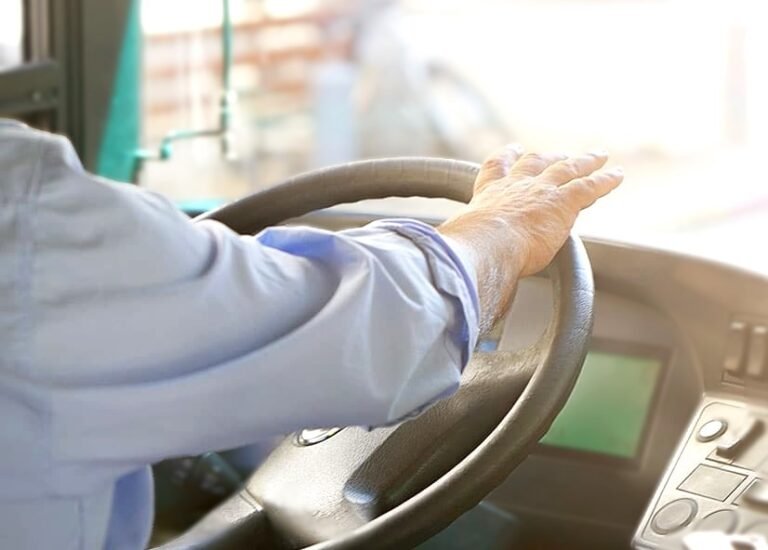  Devenez conductrice et conducteur de car scolaire : Le réseau régional liO recrute et des centaines de postes à pourvoir