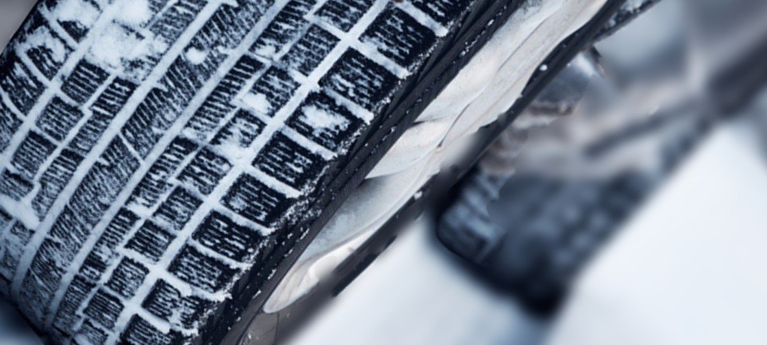 Pour améliorer la circulation sur les routes dans les régions montagneuses et la sécurité des usagers, il est obligatoire d'équiper son véhicule de pneus hiver ou de détenir des chaînes ou chaussettes à neige, du 1er novembre 2023 au 31 mars 2024, dans certaines zones montagneuses.
