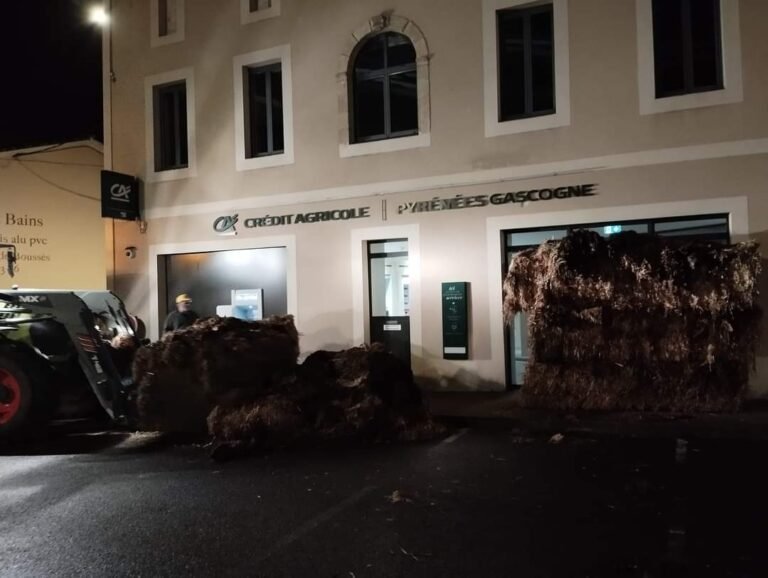  Des agences bancaires gersoises visées cette nuit par des opérations d’agriculteurs