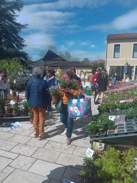 FLEURANCE : Chasse aux œufs, omelette géante, journée fleurie et animée