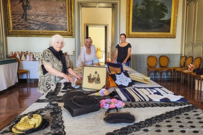 Exposition de costumes anciens à l’hôtel de ville de Lectoure